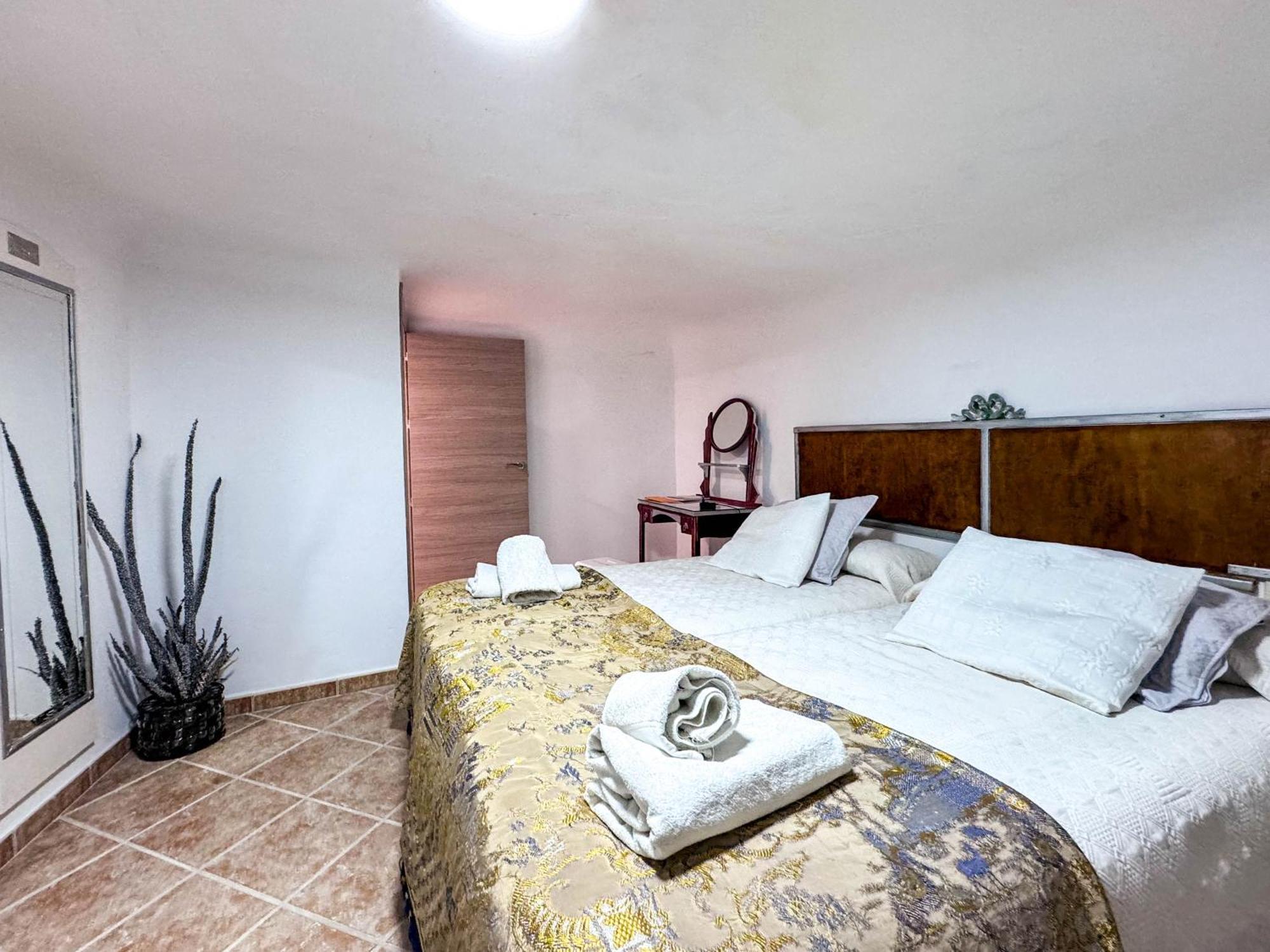 Casa cueva rural con diez dormitorios ideal grandes grupos Freila Exterior foto